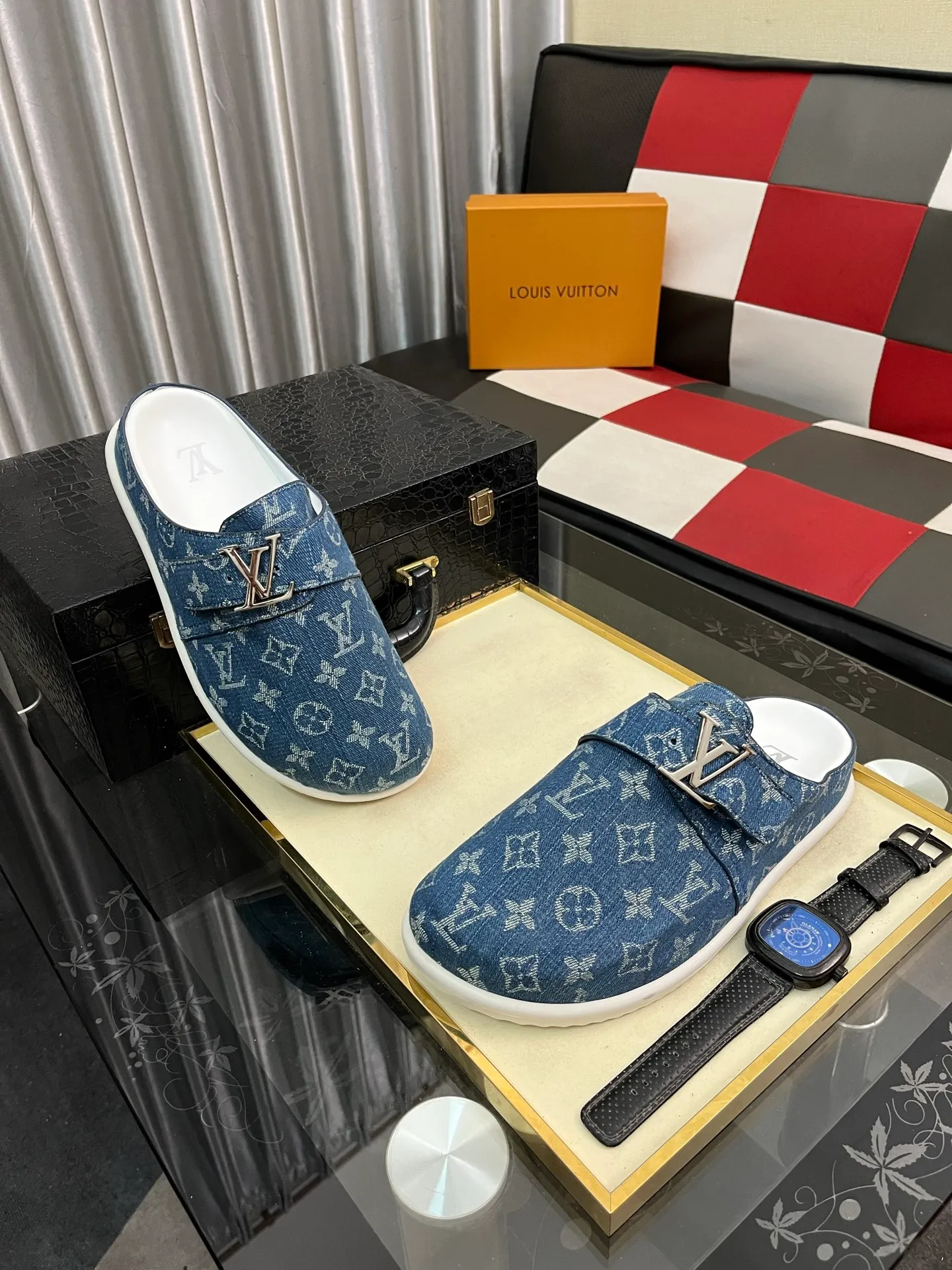 Men's shoes 💰380⌚️⌚️2025 new men's casual sandals and slippers, made of suede cow leather, with Monogram pattern to highlight the trendy style. Adjustable straps illuminated with LV letters, while a resilient insole and micro outsole provide lightweight comfort. Made of suede cow leather with embossed Monogram pattern and brand element metal hardware✅Adjustable straps➕Tough insole‼ ️Micro outsole. Comfortable and easy to wear‼ ️size: 38-443️⃣Colors available